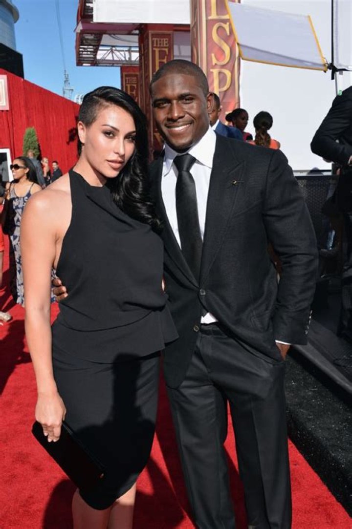 Who is Aldon Smith Dating Now