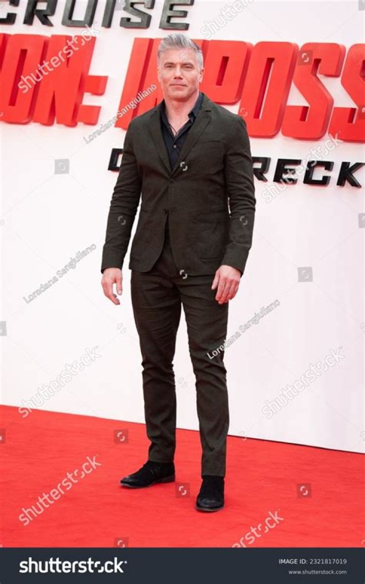 Who is Anson Mount Dating Now?