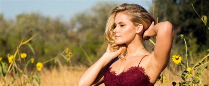 Who is Cassi Thomson Dating Now?