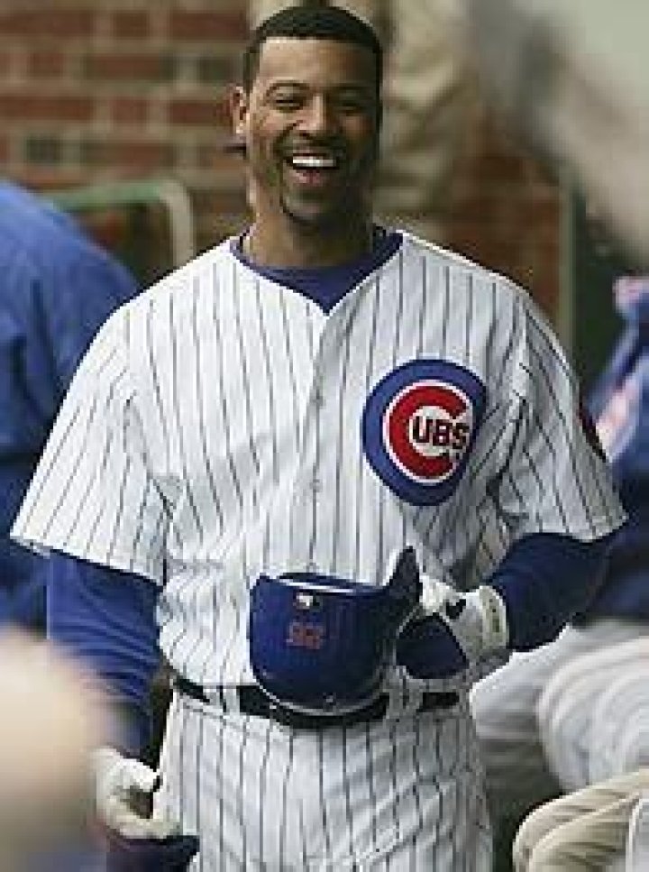 Who is Derrek Lee Dating Now?