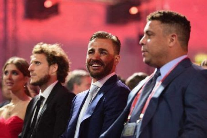 Who is Diego Forlan Dating Now