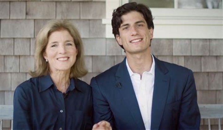 Who is Edwin Encarnación Dating Now?