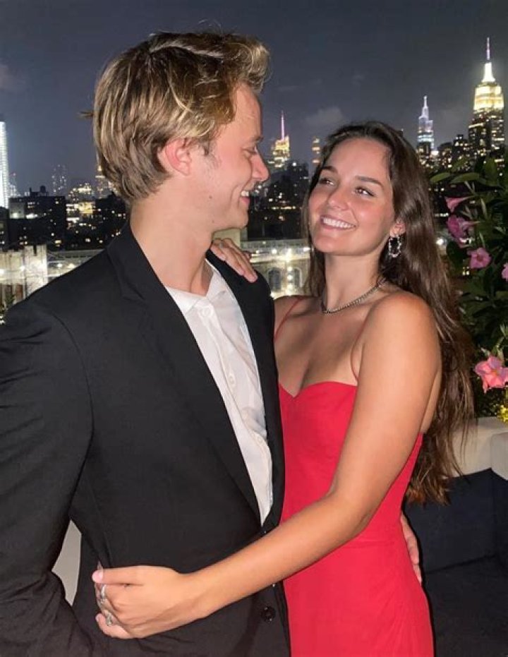 Who is Elaine Miles Dating Now?