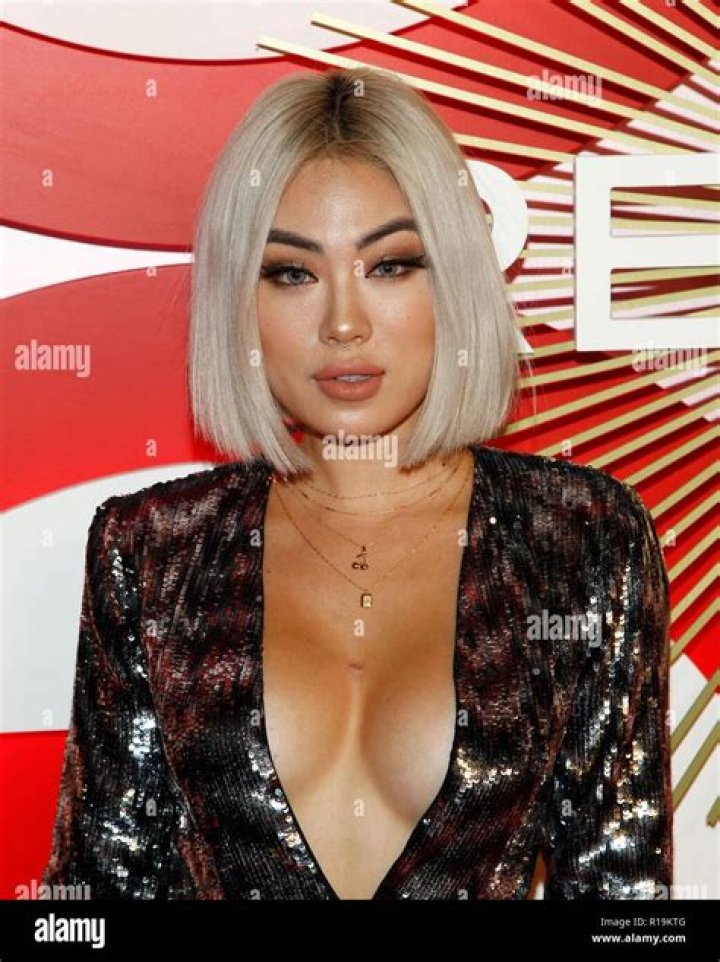 Who is Ellen V Lora Dating Now