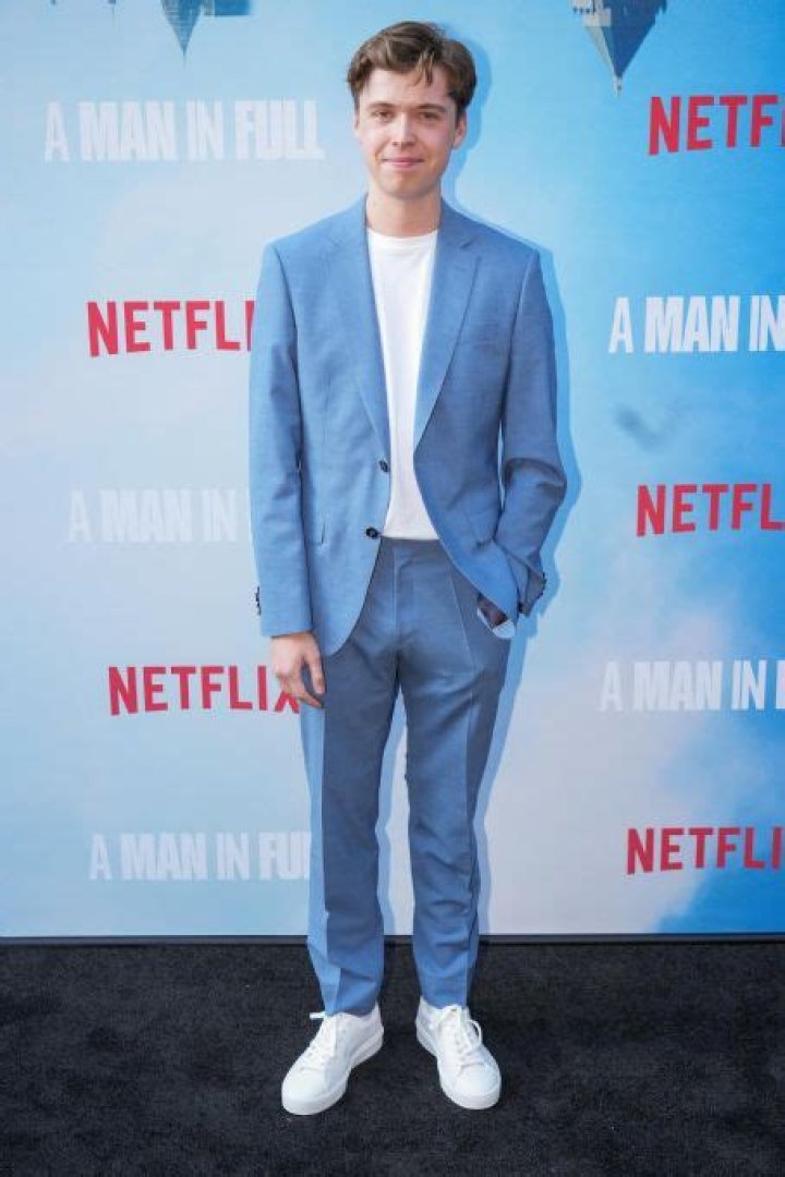 Who is Evan Roe Dating Now?