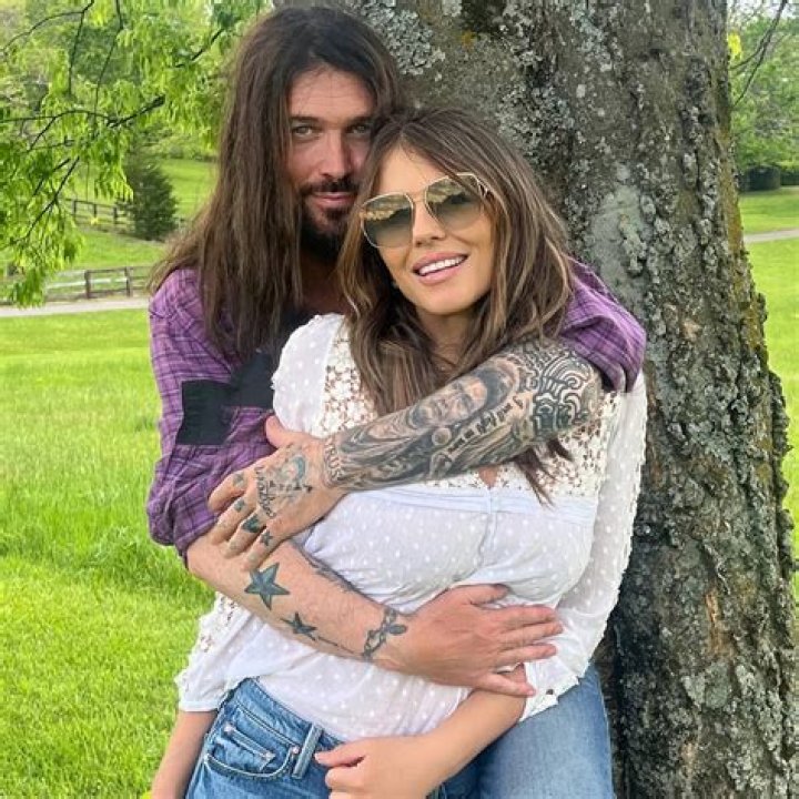 Who is Hannah Elizabeth Dating Now?