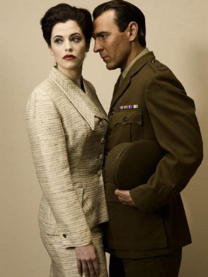 Who is Jessica De Gouw Dating Now