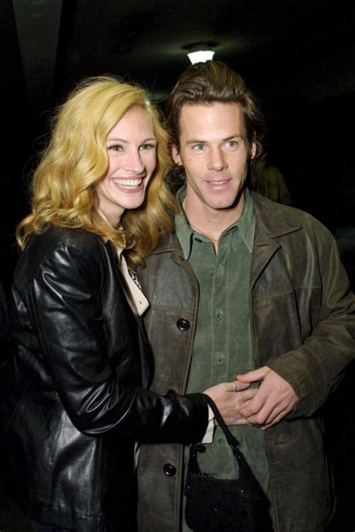 Who is Julia Roberts Dating Now?