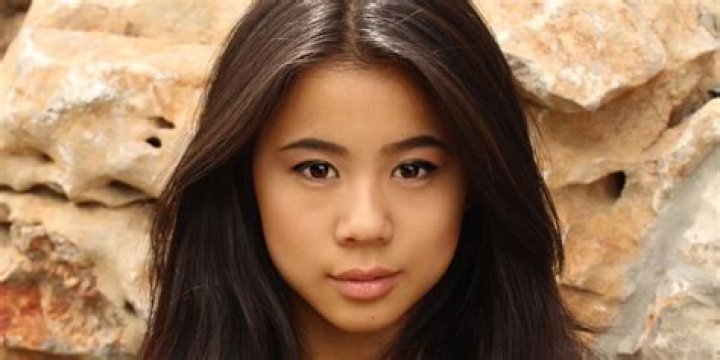 Who is Leah Lewis Dating Now