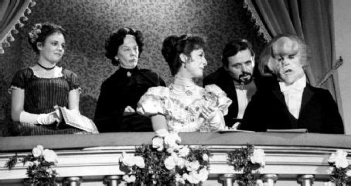 Who is Lesley Dunlop Dating Now?