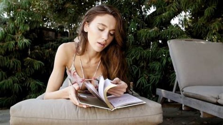 Who is Mary Leest Dating Now?