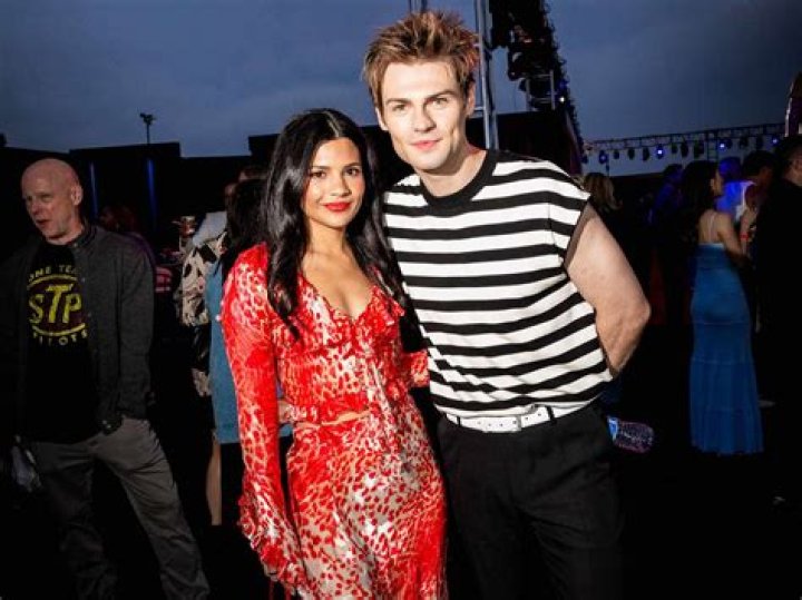 Who is Noah Mac Dating Now?