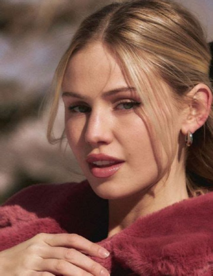 Who is Scarlett Leithold Dating Now