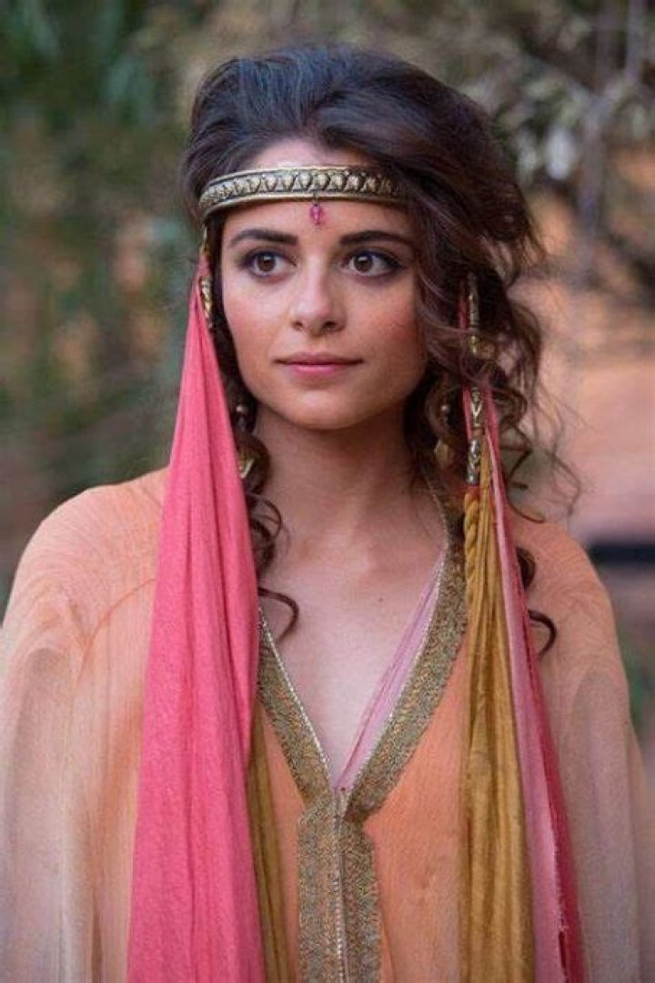 Who is Stephanie Leonidas Dating Now?