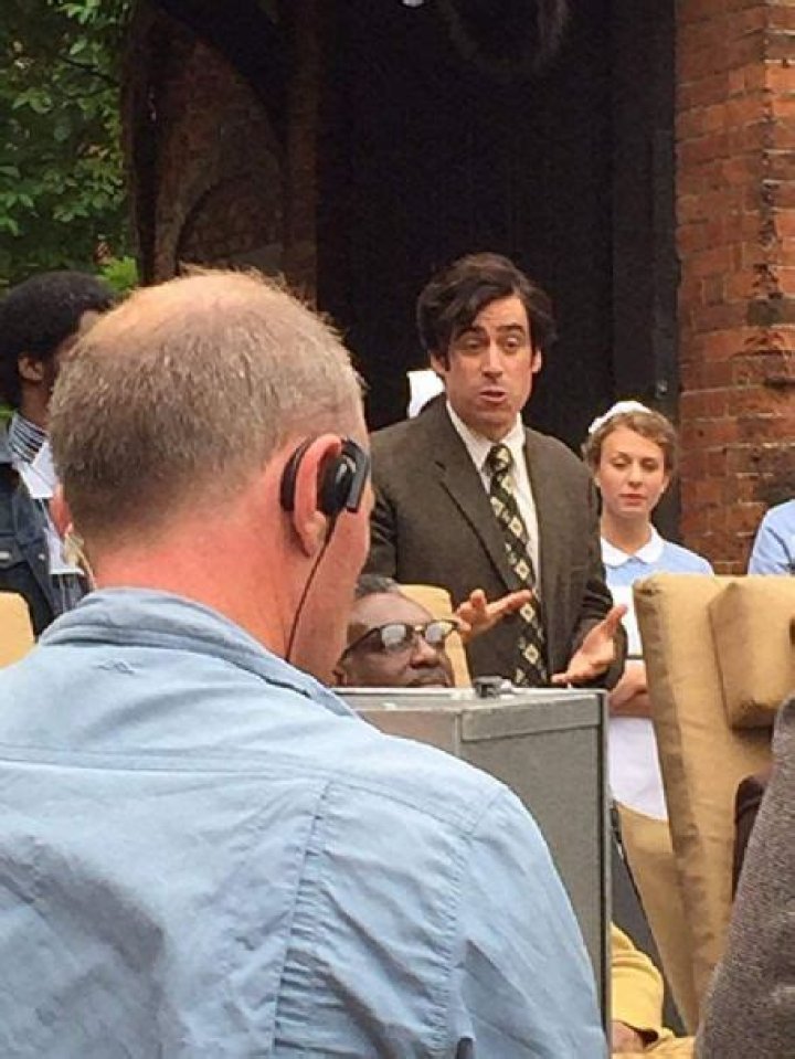 Who is Stephen Mangan Dating Now?